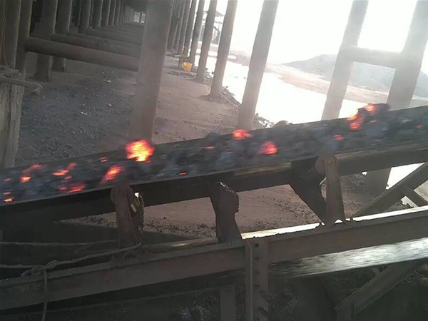 Heat resistant conveyor belts