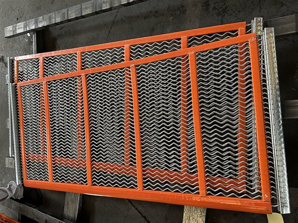 L-style self cleaning screens